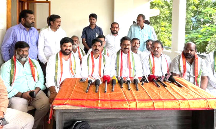 BRS leaders go to Delhi and hold a dharna for urea