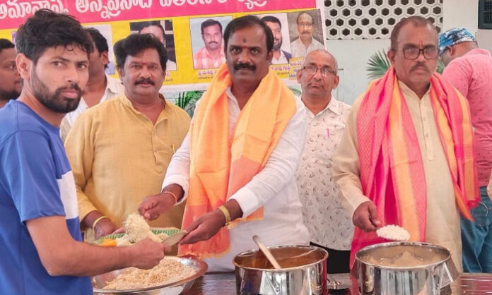Food distribution program under the auspices of Arya Vaishya Sangam