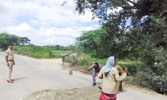 SI-Sridhar-Reddy-pothole-road-accidents-social-service SI Sridhar Reddy pothole road accidents social service