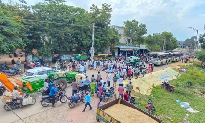 farmers took to the road in Kotagiri