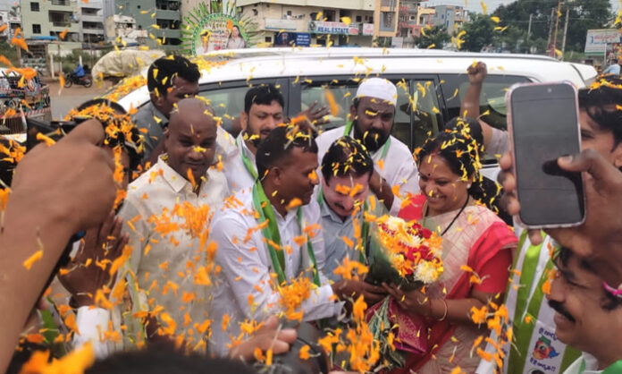 Kavita gets a warm welcome from Jagruti leaders Kavita gets a warm welcome from Jagruti leaders