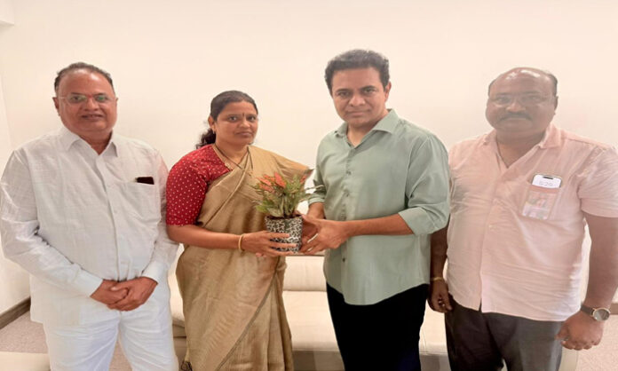 Former Corporator Navatha Reddy meets KTR Former Corporator Navatha Reddy meets KTR