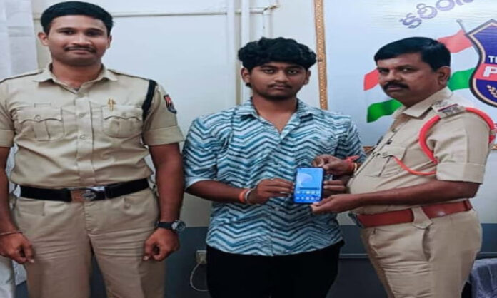 Lost phone.. handed over to the victim.. Lost phone.. handed over to the victim..
