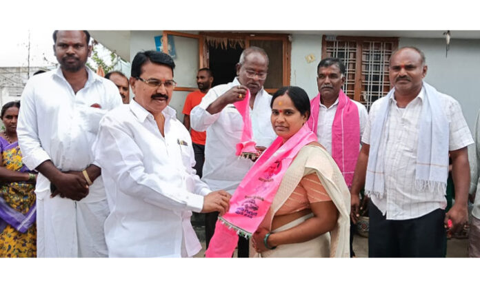 People joining BRS in the presence of former minister Niranjan Reddy during a meeting on development led by KCR