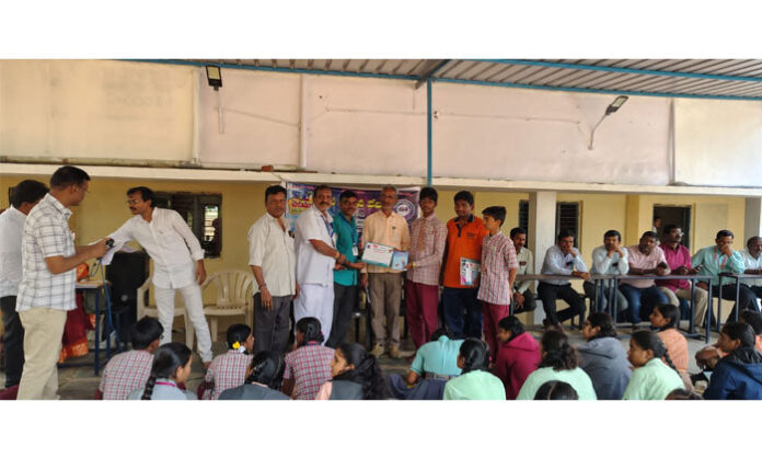 MEO Saraiah addressing students during the Chekumuki Science Festival in Narsampet mandal
