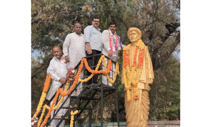 Gnaneshwer Mudhiraj Pays Tribute to Mahatma Jyotirao Phule