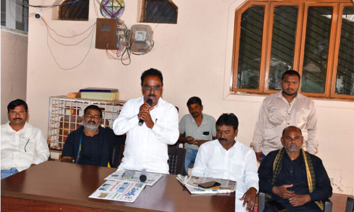 Wanaparthy BRS town president Palusa Ramesh Goud addressing party leaders about the importance of KCR’s Deeksha Divas and Telangana formation