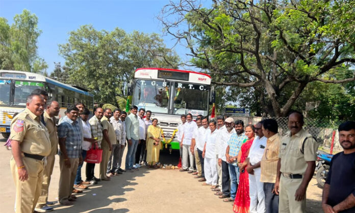 Depot Manager Prasanna Lakshmi launching the Narsampet to Warangal Palle Velugu bus at Narsampet depot