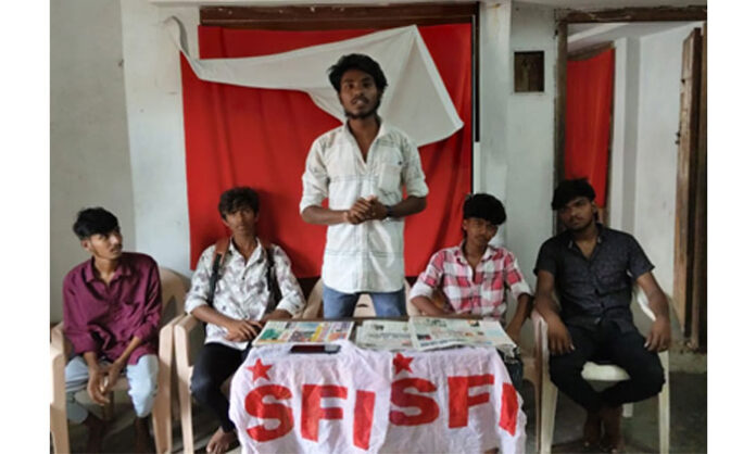 SFI leaders protest against police assault on student union leaders in Warangal