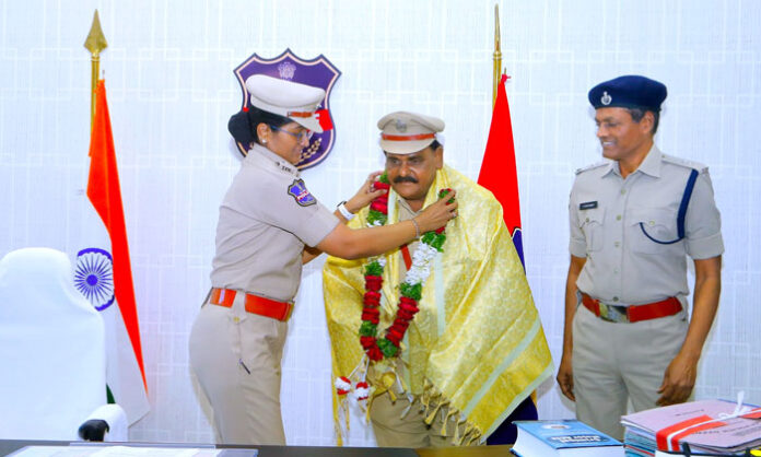 District SP Sunitha Reddy felicitating retired SI Jayaram during his farewell ceremony after 36 years of police service