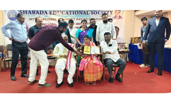 V Jyotirmayi receiving the National Teacher Inspiration Award from the Governor of Himachal Pradesh at Birla Conference Hall, Hyderabad