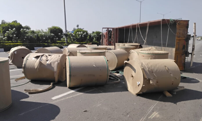 Vehicle overturns on ORR