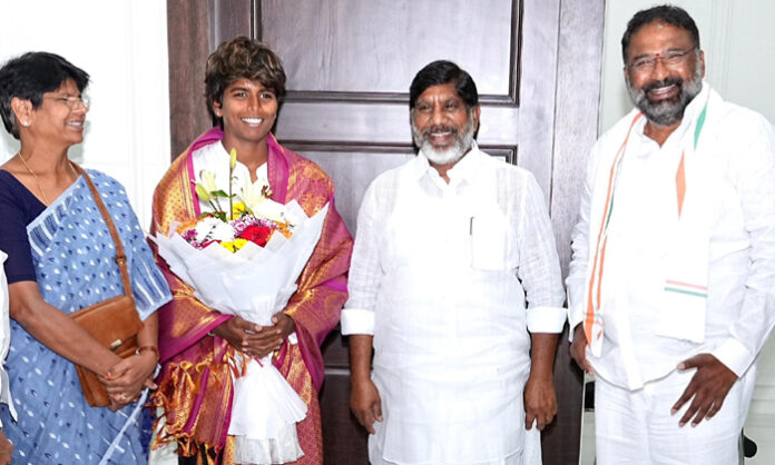 Cricketer Arundhati Reddy meets Bhatti