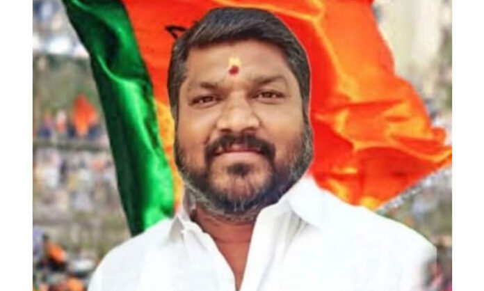 Former Deputy Mayor Guggillapu Ramesh addressing media on alleged misuse of Swachh Survekshan funds in Karimnagar