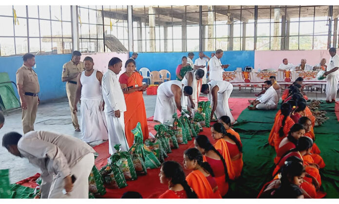 edupayala-temple-hundi-income-29-92-lakh-counting