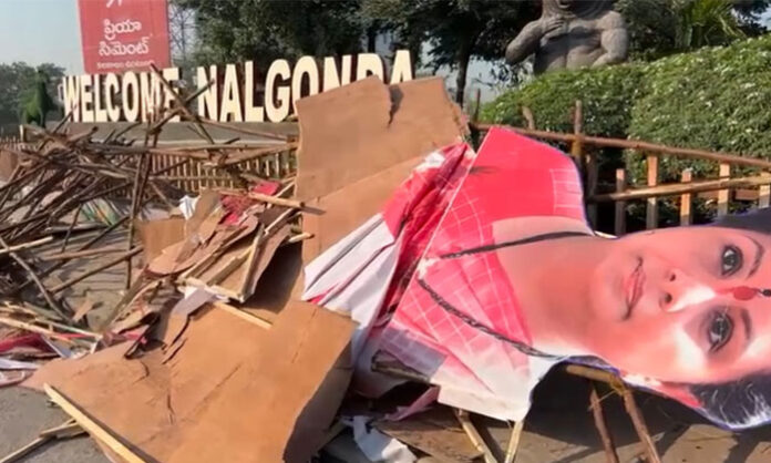 kalvakuntla-kavitha-nalgonda-flexi-desperation-political-issue