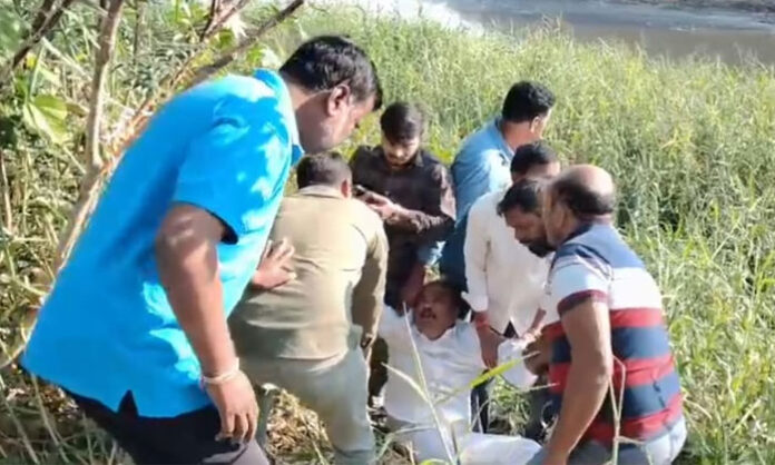 malkajgiri-bjp-corporator-shravan-suicide-attempt-protest