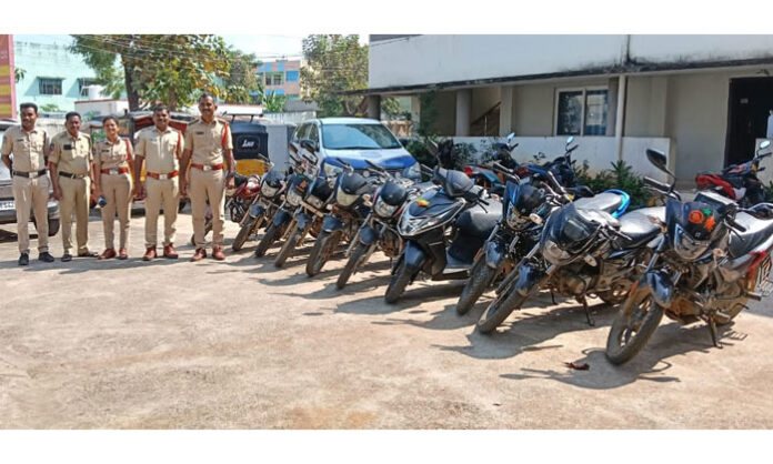 narsampet-ci-raghupathi-reddy-vehicle-minor-warning