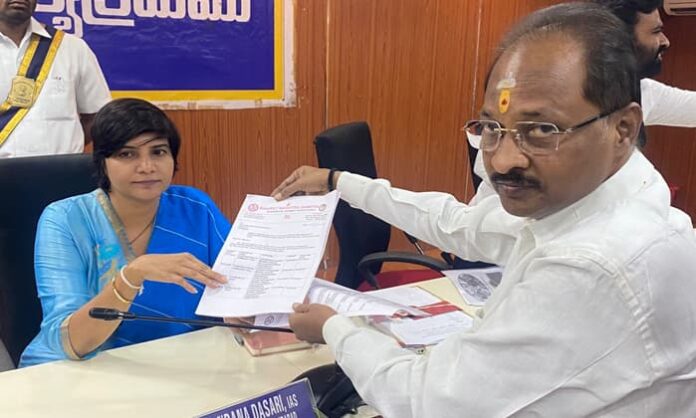 hyderabad collector harichandana, anand kumar goud