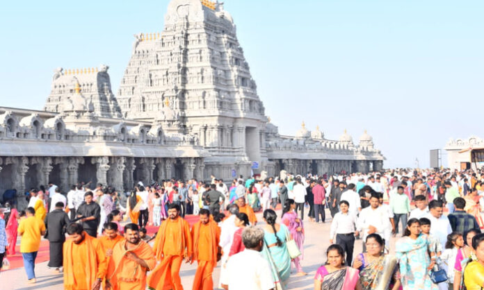 Crowd of devotees in Yadadri