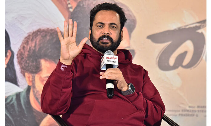 Actor Shivaji addressing the media with an emotional apology at a press conference over his remarks at the Dandora pre-release event