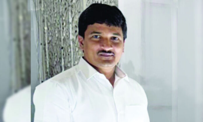 Illegal constructions and borewells installed in Ameenpur lake by Krishnam Raju, exposing corruption and HYDRA inaction in Sangareddy district.