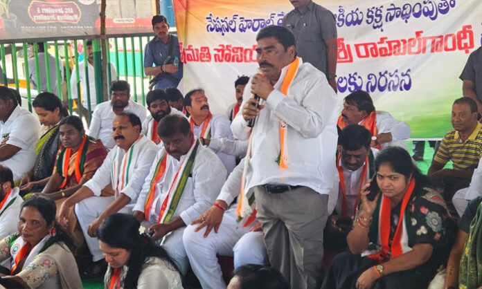 Mudiraj Corporation Chairman Borra Gnaneshwer Mudhiraj addresses a protest condemning alleged vindictive actions against Sonia Gandhi and Rahul Gandhi.