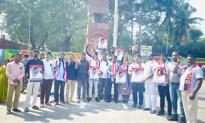 BC JAC leaders paying tribute to Sai Eshwar Chari at Telangana Martyrs' Stupa in Karimnagar while demanding 42% BC reservation and support for his family.