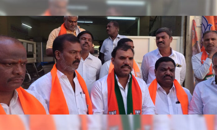 Image showing BJP leaders protesting in front of a suburban municipality office opposing the merger with Greater Hyderabad.