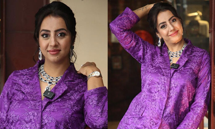 Bigg Boss Season 9 finalist Sanjjanaa Galrani addressing media emotionally after reaching Top 5