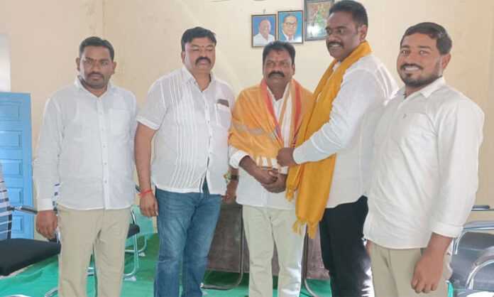 Boinpalli Sarpanch Nalla Mohan being felicitated by Market Committee Chairman Boyini Ellesh