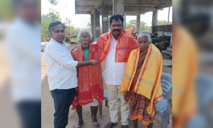 Boinpalli Sarpanch Nalla Mohan being felicitated along with his parents by TWJF President Nalgonda Sathaiah Goud