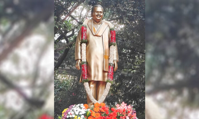 Former Vice President Venkaiah Naidu unveiling the bronze statue of SP Balasubrahmanyam at Ravindra Bharathi in Hyderabad