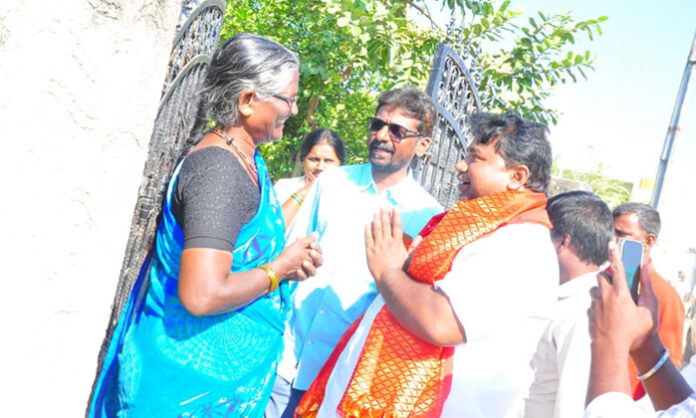 BC Political JAC Chairman Dr. Rachala Yugander Goud campaigning in Rayanpet urging voters to elect Congress-backed Sarpanch candidate Erukali Bhagyalakshmi.