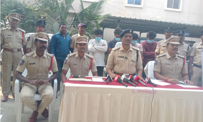 Wanaparthy police presenting arrested chain snatching gang targeting single women during press conference