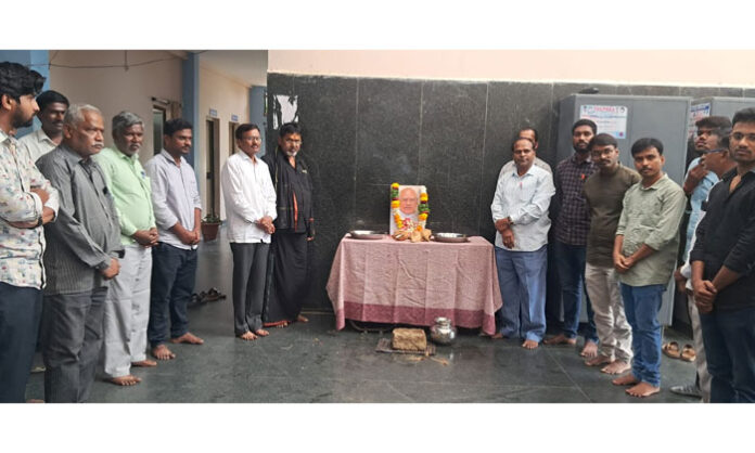 Commissioner Venkateswarlu garlanding the portrait of former Chief Minister Konijeti Rosaiah during his death anniversary tribute program.