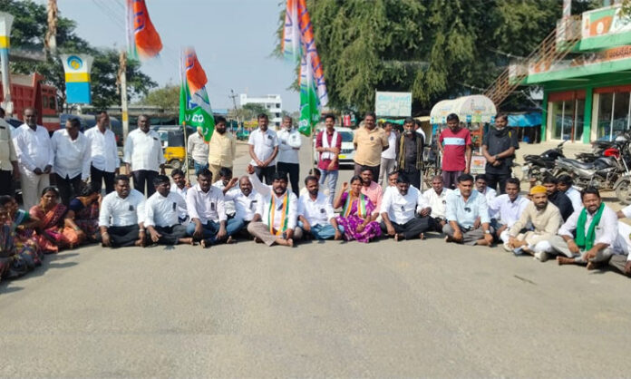 Congress leaders and party workers protesting in Parvathagiri mandal, Warangal district against the removal of Mahatma Gandhi’s name from the NREGA scheme