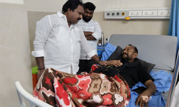 Former Vardhannapet MLA Aroori Ramesh visiting victims undergoing treatment at Sri Chakra Hospital in Warangal district