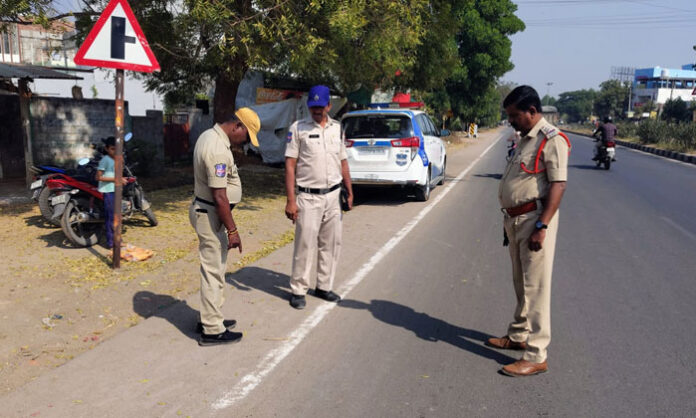 Police investigating a road incident at Gopalpur X Road in Durshed village, Karimnagar Rural mandal