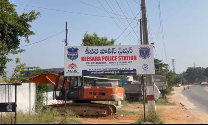 Image showing a petrol pump manager being defrauded by a cybercriminal impersonating a police officer.