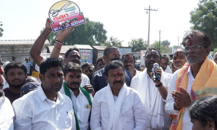 MLA Kavvampally Satyanarayana urges voters in Manakondur to defeat encroachers and corrupt candidates in the Panchayat elections.