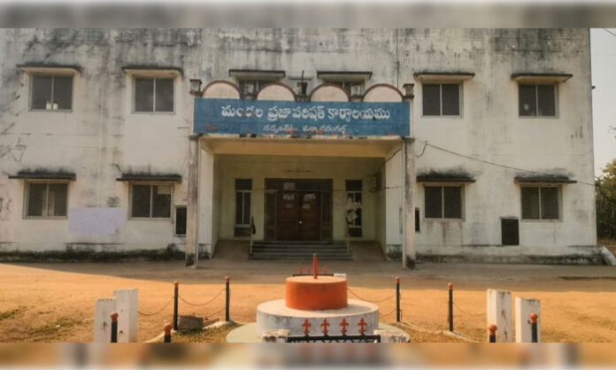 Narsampet Mandal MPDO office remaining closed after 10:30 AM causing inconvenience to staff and sarpanches