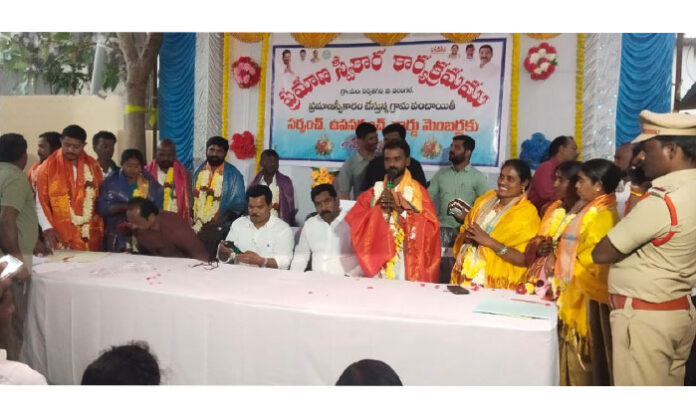 Parvathagiri village Sarpanch Cheeduru Shankar taking oath in presence of MLA K.R. Nagaraju and officials