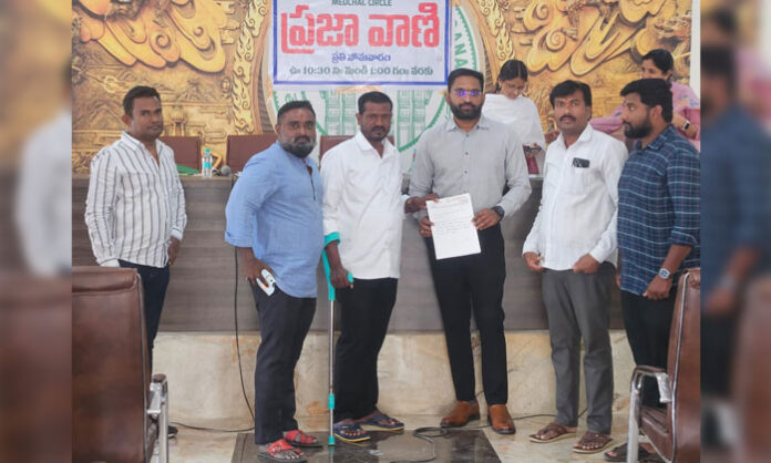 Former councillor Tudum Ganesh and local leaders submitting a complaint in Prajavani regarding housing and land encroachment issues in Kistapur