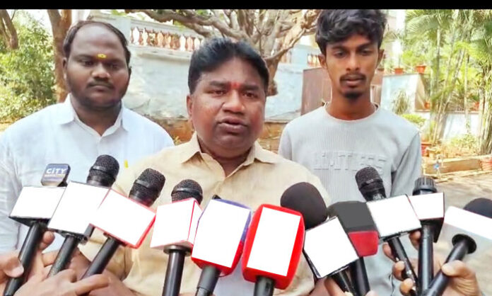 Dr. Rachala Yugandhar Goud submitting a Lokayukta complaint against Wanaparthy Civil Supplies Officer Kashi Vishwanath over rice mill allocation corruption.