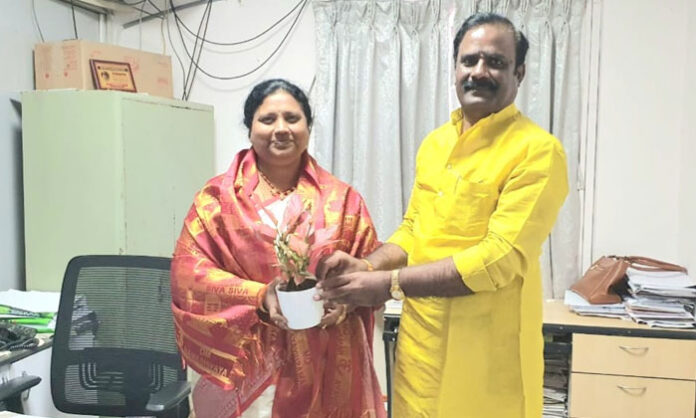 BJP State Executive Member Ravi Prasad Goud meets GHMC Tarnaka Deputy Commissioner Jyothi and assures cooperation on public issues