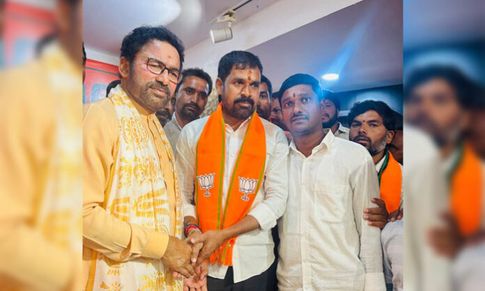 Sarpanch Bodupalli Nagaraju meeting Union Minister Kishan Reddy at Nampally office in Hyderabad