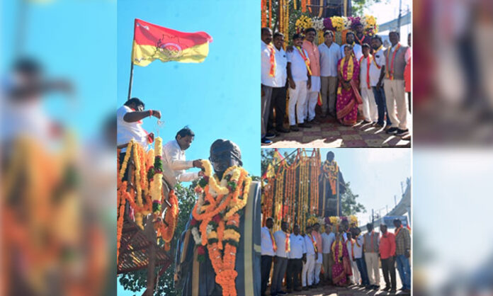 Kasani Veeresh Mudiraj paying tribute to Korvi Krishna Swamy Mudiraj on his death anniversary in Secunderabad