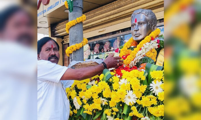 Mudiraj leaders paying tributes to Korivi Krishnaswamy Mudiraj on his 58th death anniversary by garlanding his statue
