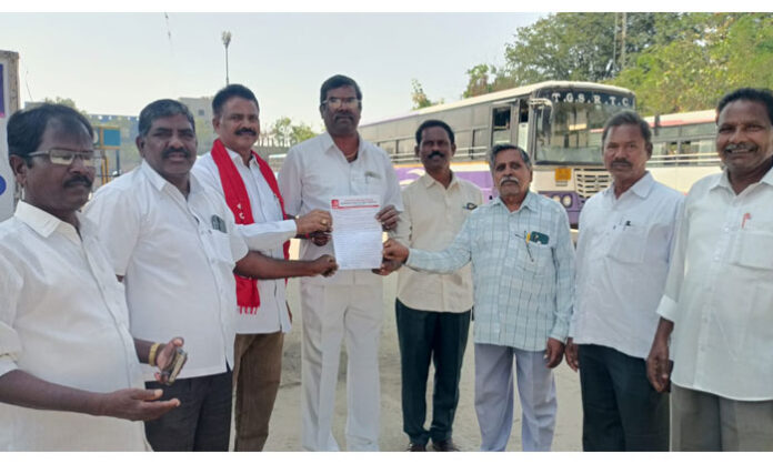 CPM Town Secretary Parameswara Chary demanding full utilization and development of Wanaparthy old bus stand